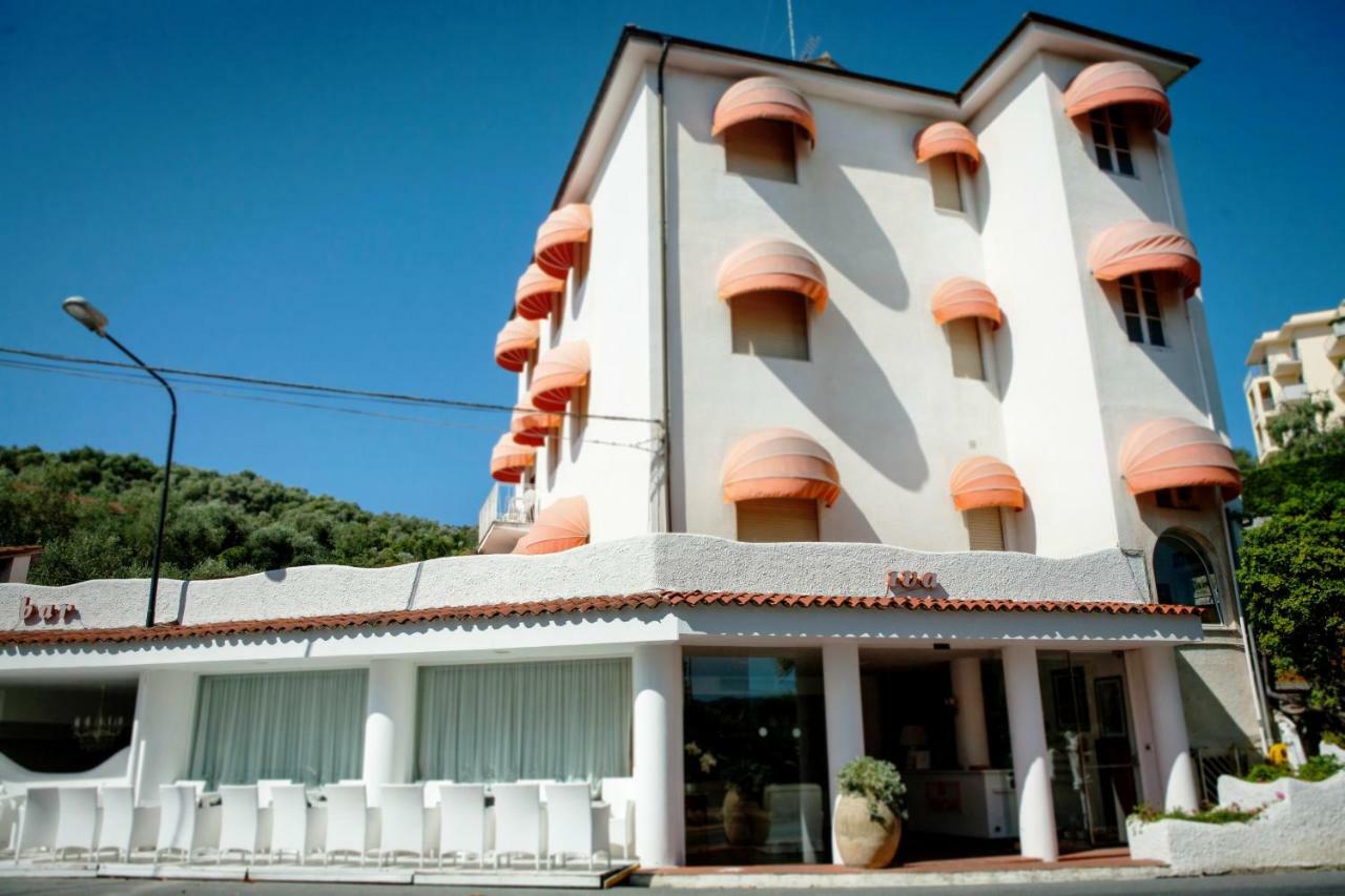 Hotel Iva Диано-Марина Экстерьер фото